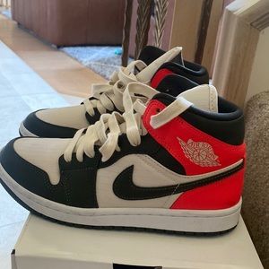 Woman’s air Jordan 1 mid size 7